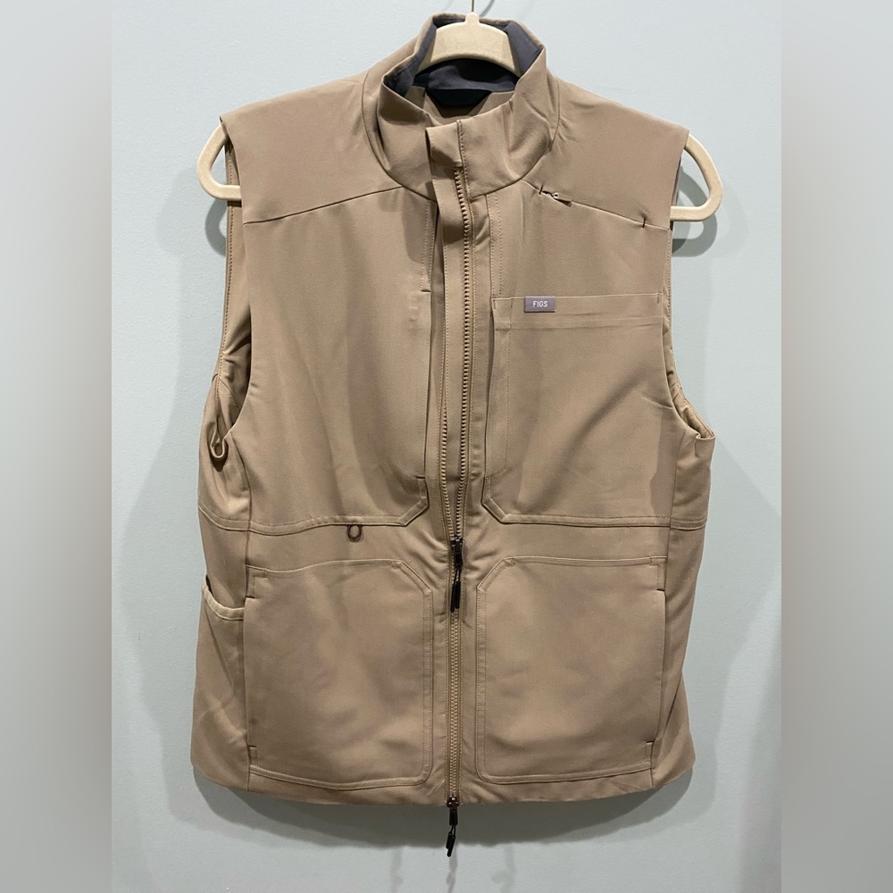 Figs Latte On-Shift Utility Vest medium